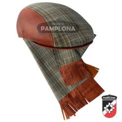 Alternative view of Boina Pamplona Tipo Inglesa y Bufanda De Lana Escocesa y Cuero